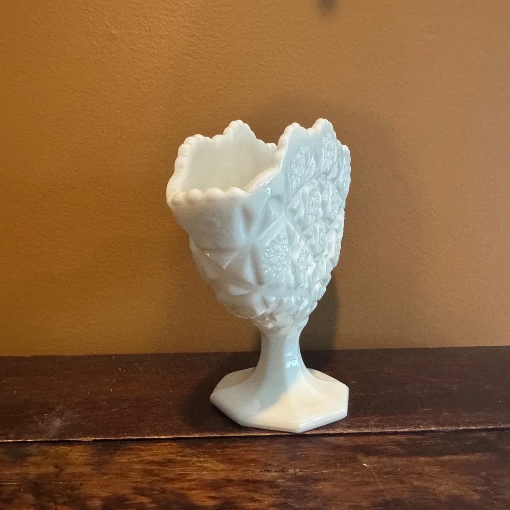 Westmoreland Vintage‎ Milk Glass Flat Fan-Shaped Pedestal Vase